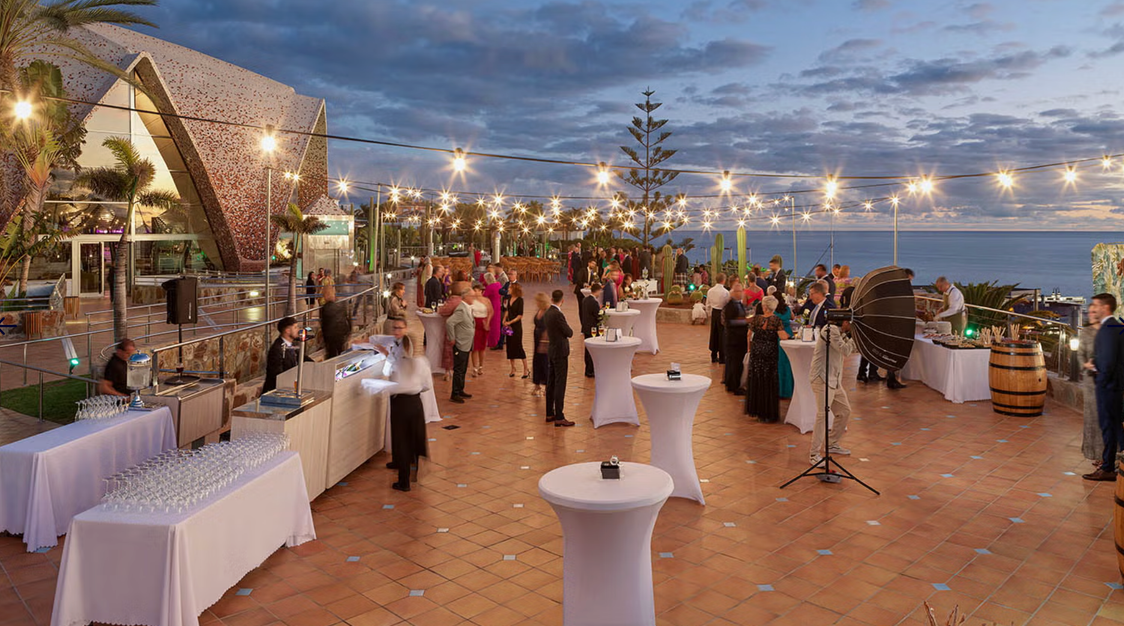 Terraza del hotel al atardecer